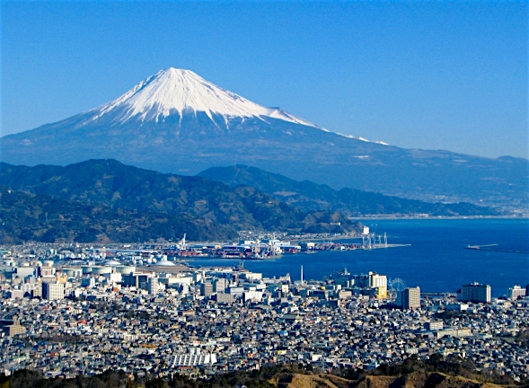 富士を望む港町
